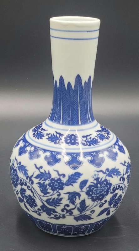 Vintage Oriental Porcelain Vase with Blue & White Hand-painted Design - Elegant shape