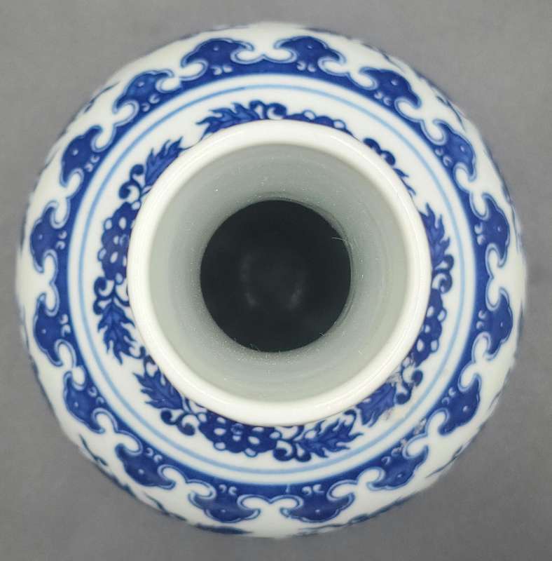 Vintage Oriental Porcelain Vase with Blue & White Hand-painted Design - Elegant shape