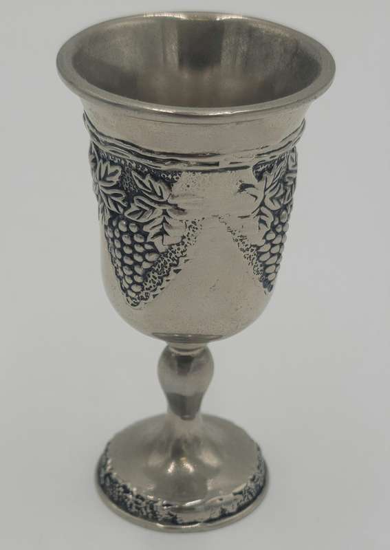 Vintage Shabbat Kiddush Set - 6 Cups and a Tray - Vines and Grapes Pattern