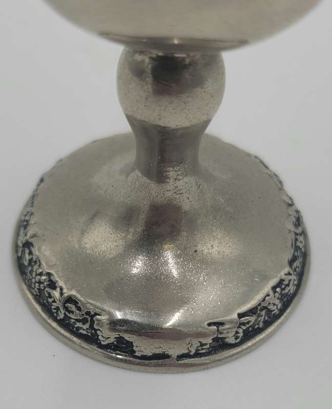 Vintage Shabbat Kiddush Set - 6 Cups and a Tray - Vines and Grapes Pattern