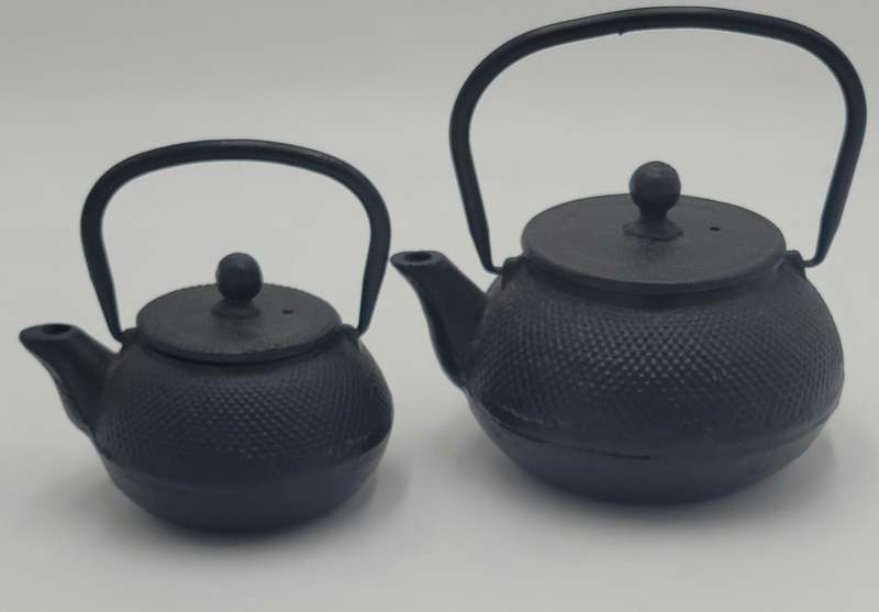 Vintage Japanese Style Teapots in Cast Iron - 2 Pots in different sizes - Great Condition