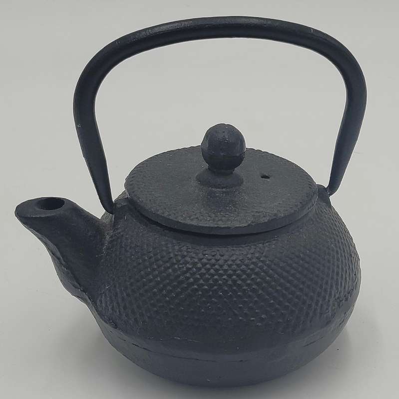 Vintage Japanese Style Teapots in Cast Iron - 2 Pots in different sizes - Great Condition