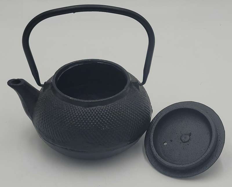 Vintage Japanese Style Teapots in Cast Iron - 2 Pots in different sizes - Great Condition