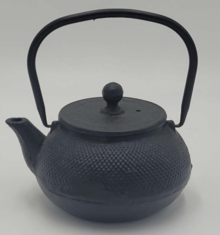 Vintage Japanese Style Teapots in Cast Iron - 2 Pots in different sizes - Great Condition