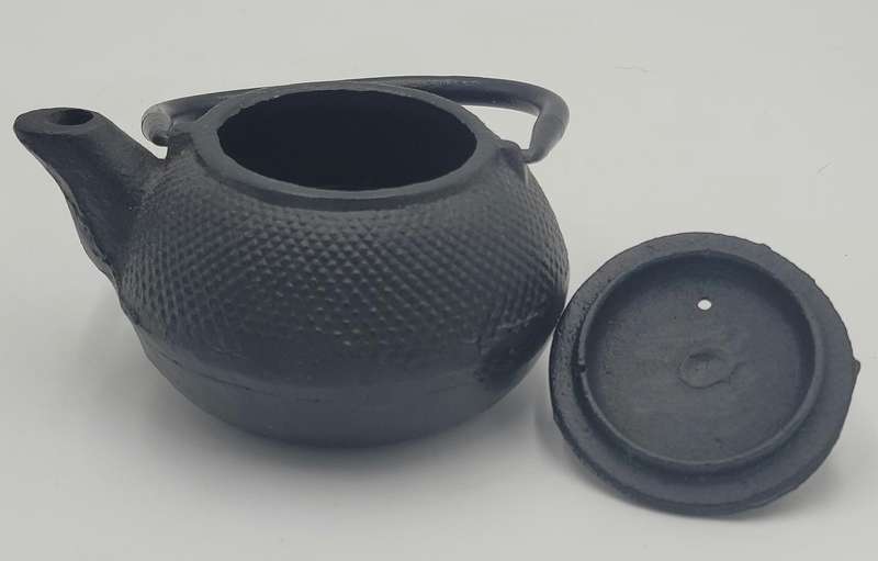 Vintage Japanese Style Teapots in Cast Iron - 2 Pots in different sizes - Great Condition
