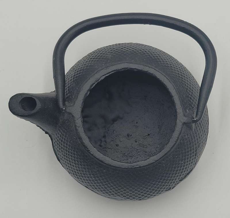 Vintage Japanese Style Teapots in Cast Iron - 2 Pots in different sizes - Great Condition
