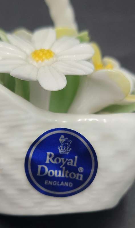 Vintage Royal Doulton Porcelain Floral Yellow & White Daisy Basket