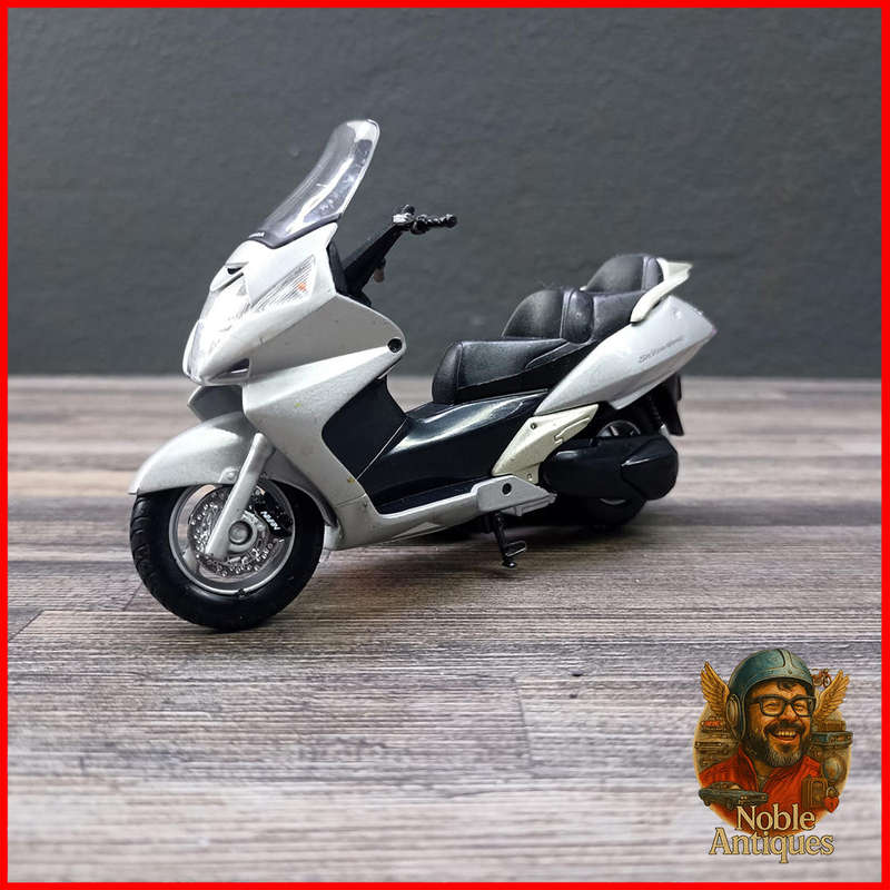 Honda Silver Wing Motorcycle Die-cast Scale 1:18