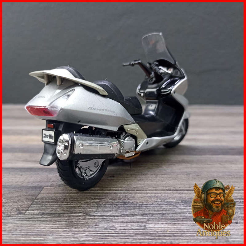 Honda Silver Wing Motorcycle Die-cast Scale 1:18