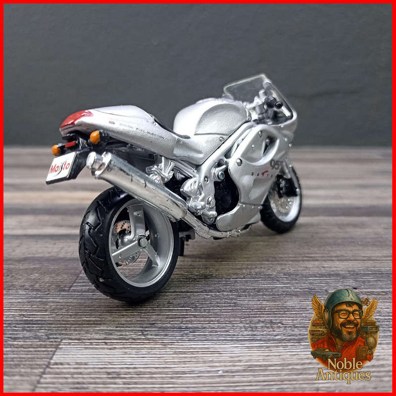 Triumph Daytona 955i Motorcycle Die-cast Scale 1:18
