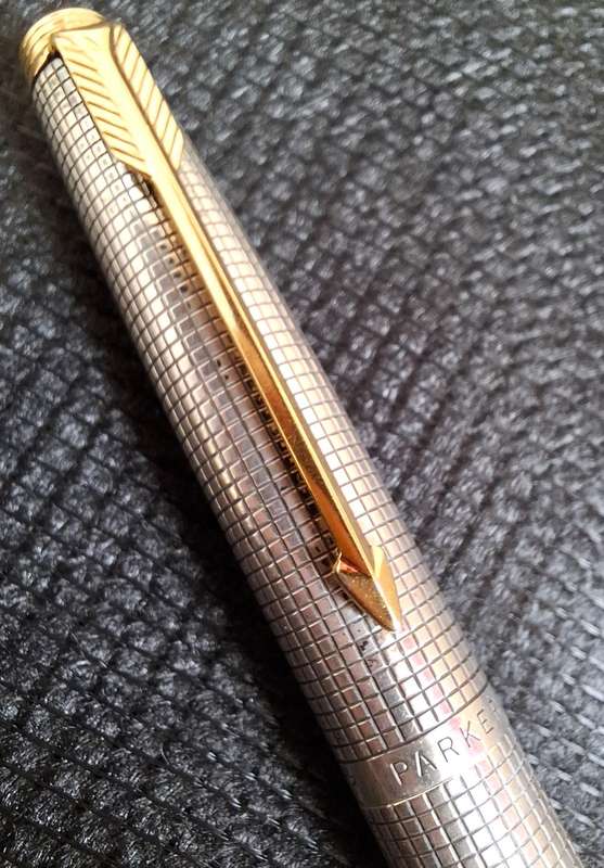 VINTAGE PARKER 75 FOUNTAIN PEN IN STERLING SILVER CISELE, & 14K GOLD NIB
