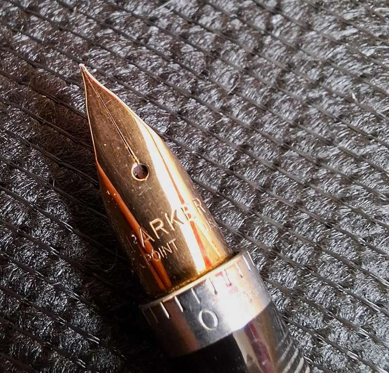 VINTAGE PARKER 75 FOUNTAIN PEN IN STERLING SILVER CISELE, & 14K GOLD NIB