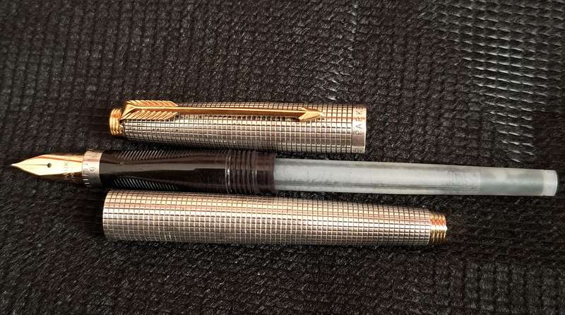 VINTAGE PARKER 75 FOUNTAIN PEN IN STERLING SILVER CISELE, & 14K GOLD NIB