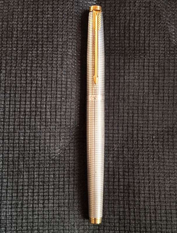 VINTAGE PARKER 75 FOUNTAIN PEN IN STERLING SILVER CISELE, & 14K GOLD NIB