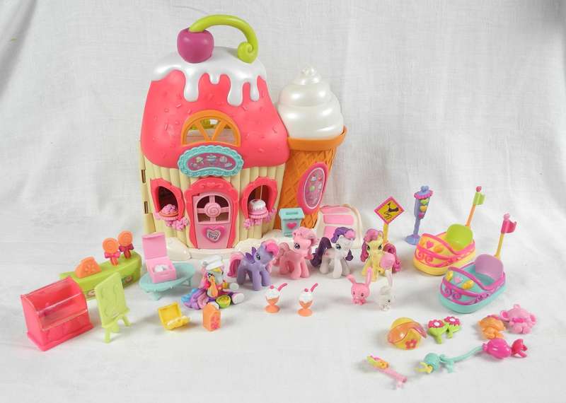 Hasbros My Little Pony Ponyville Collectables from 2006-2008