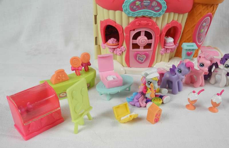 Hasbros My Little Pony Ponyville Collectables from 2006-2008