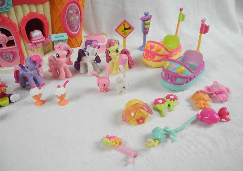 Hasbros My Little Pony Ponyville Collectables from 2006-2008