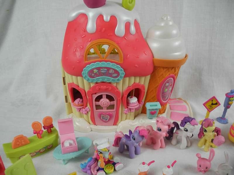 Hasbros My Little Pony Ponyville Collectables from 2006-2008