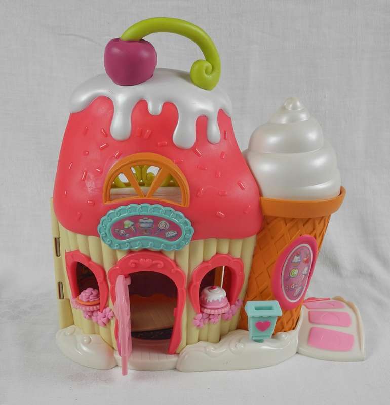 Hasbros My Little Pony Ponyville Collectables from 2006-2008