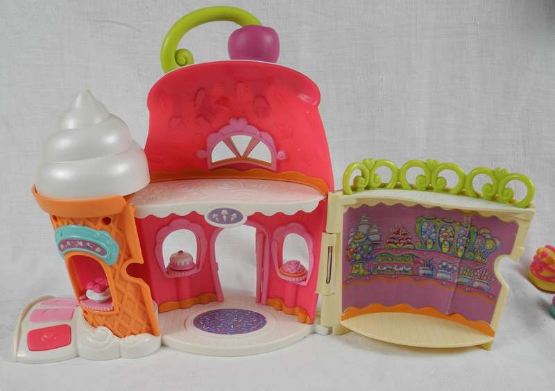 Hasbros My Little Pony Ponyville Collectables from 2006-2008