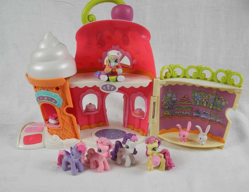 Hasbros My Little Pony Ponyville Collectables from 2006-2008
