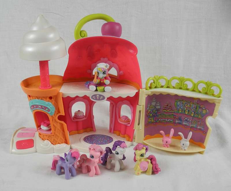 Hasbros My Little Pony Ponyville Collectables from 2006-2008