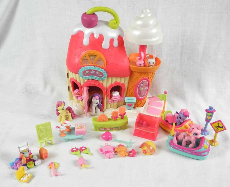 Hasbros My Little Pony Ponyville Collectables from 2006-2008