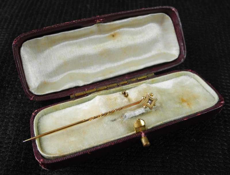 Vintage Gold 15ct & Diamond Pin