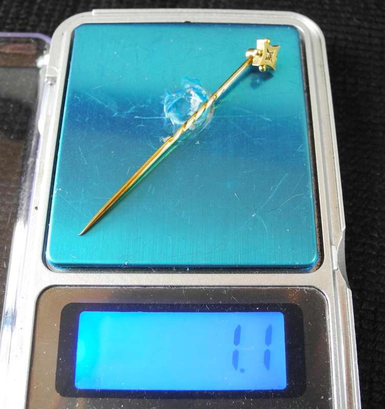 Vintage Gold 15ct & Diamond Pin