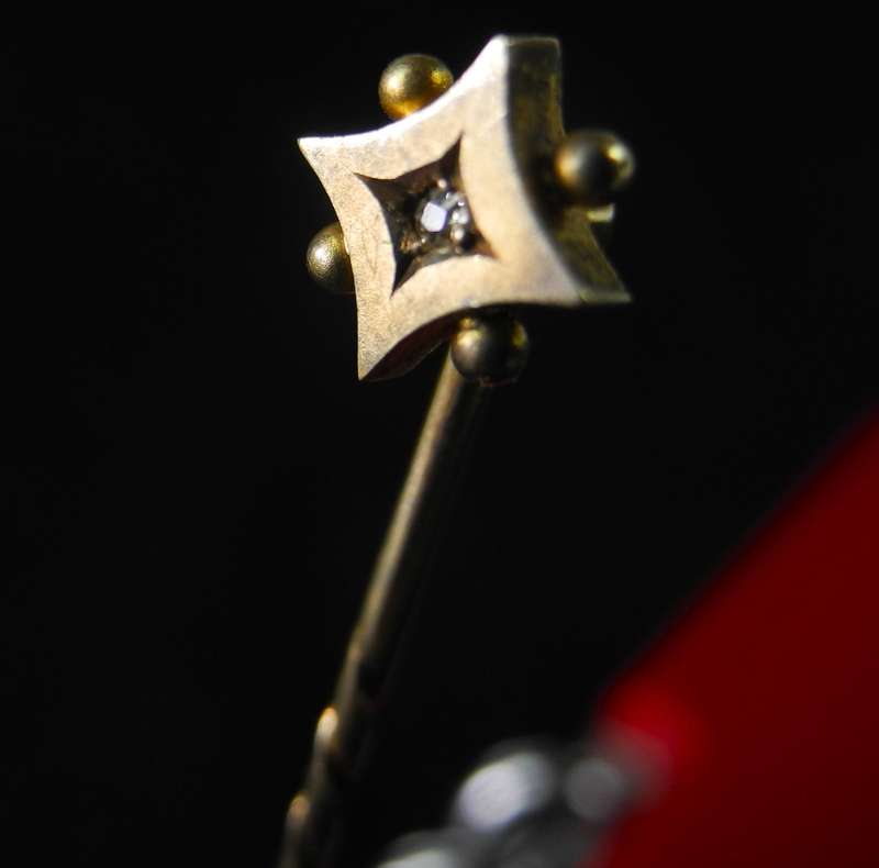 Vintage Gold 15ct & Diamond Pin
