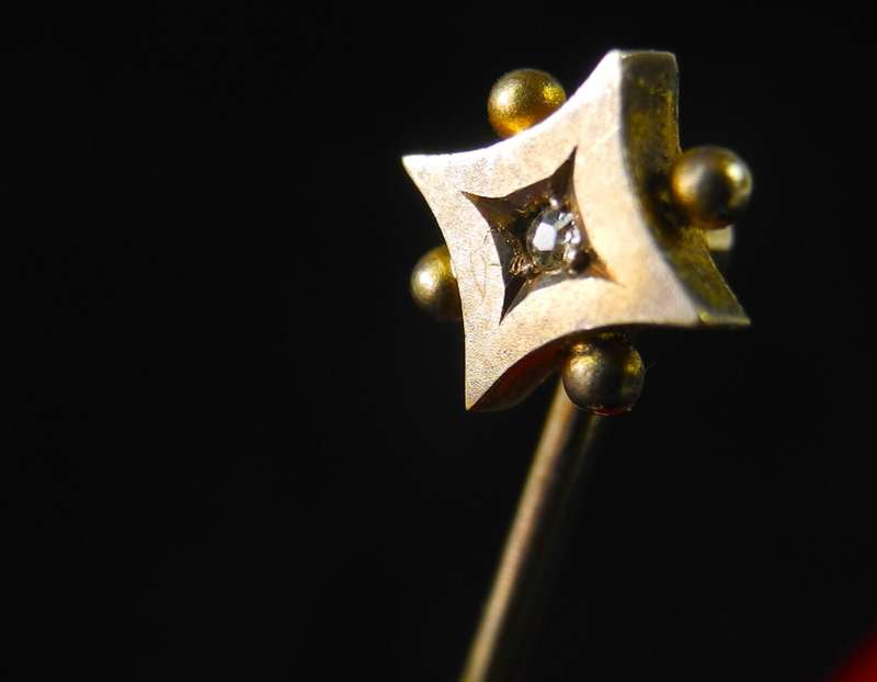 Vintage Gold 15ct & Diamond Pin