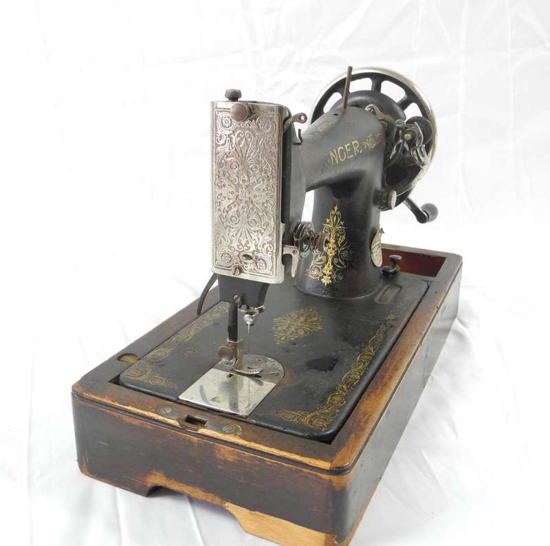 1940s Vintage Singer Model 28K Hand-Crank Sewing Machine