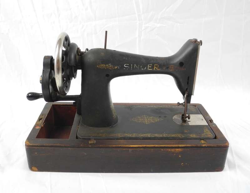 1940s Vintage Singer Model 28K Hand-Crank Sewing Machine