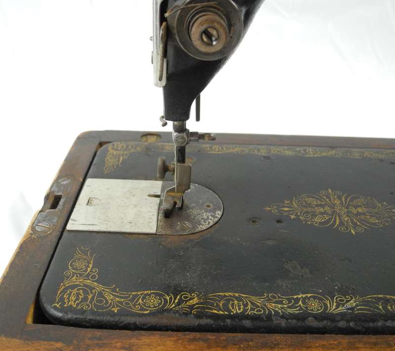 1940s Vintage Singer Model 28K Hand-Crank Sewing Machine