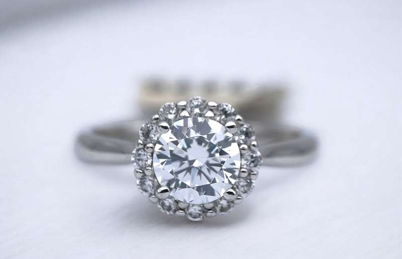 Stunning 925 silver Cubic halo ring