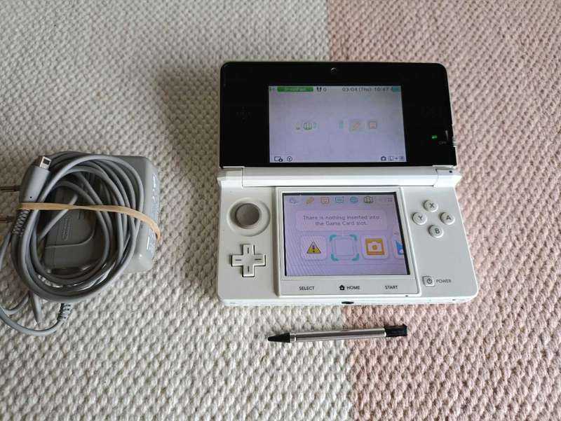 Nintendo 3DS Console Eur Region +Charger  as is