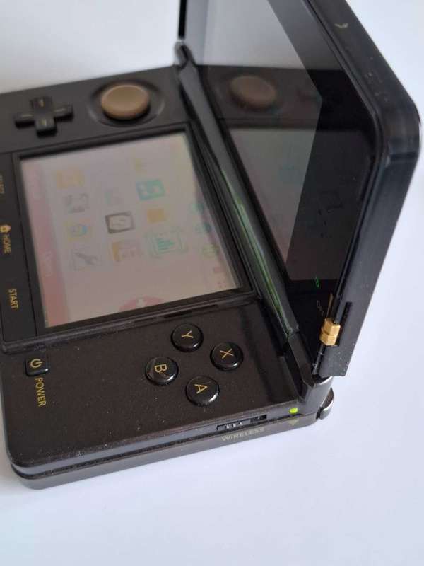 Nintendo 3Ds Console +Charger
