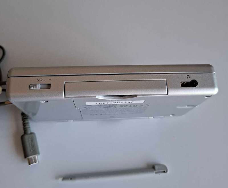 Nintendo Ds Lite Silver +Original stylus, charger