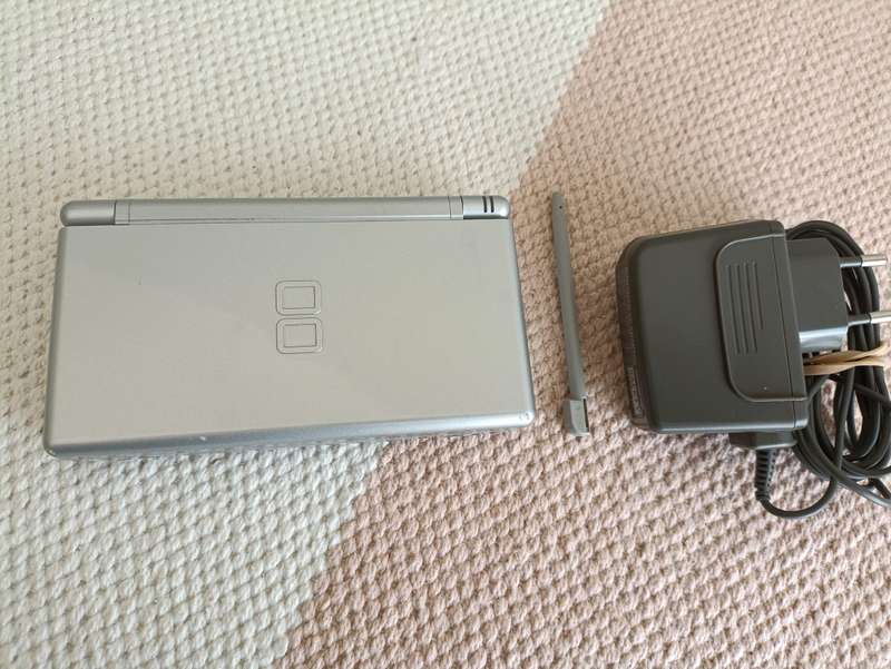 Nintendo Ds Lite +Original Charger and Stylus