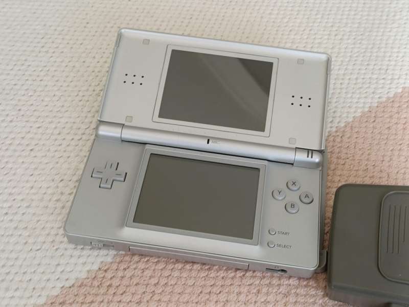 Nintendo Ds Lite +Original Charger and Stylus