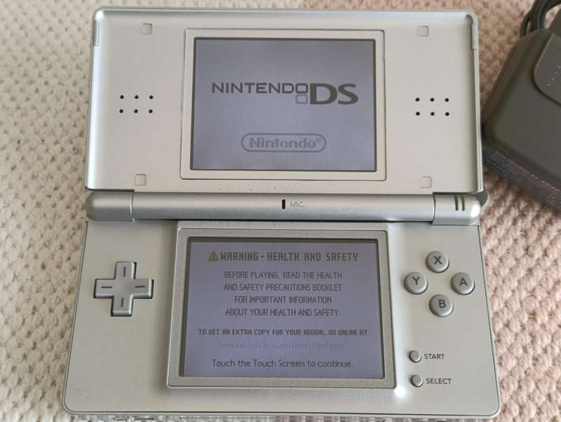 Nintendo Ds Lite +Original Charger and Stylus