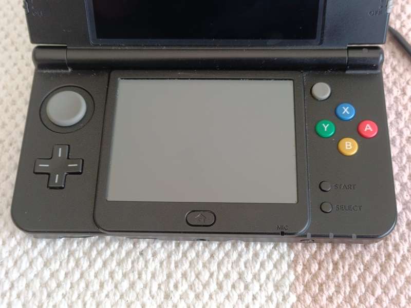 'New' Nintendo 3DS Console +Original Charger and Stylus