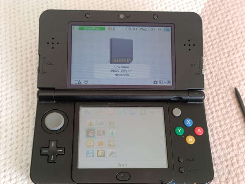 'New' Nintendo 3DS Console +Original Charger and Stylus