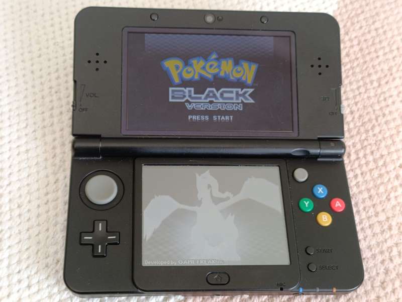 'New' Nintendo 3DS Console +Original Charger and Stylus