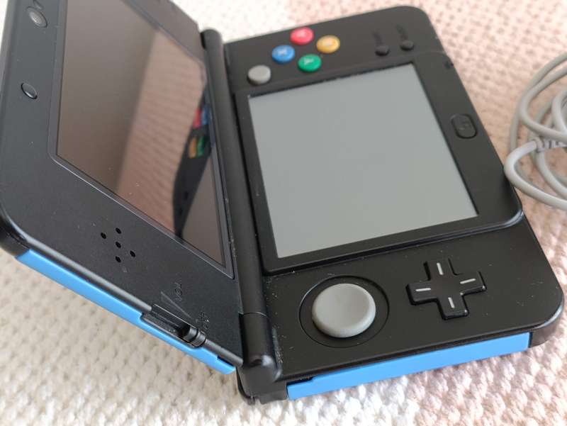 'New' Nintendo 3DS Console +Original Charger and Stylus