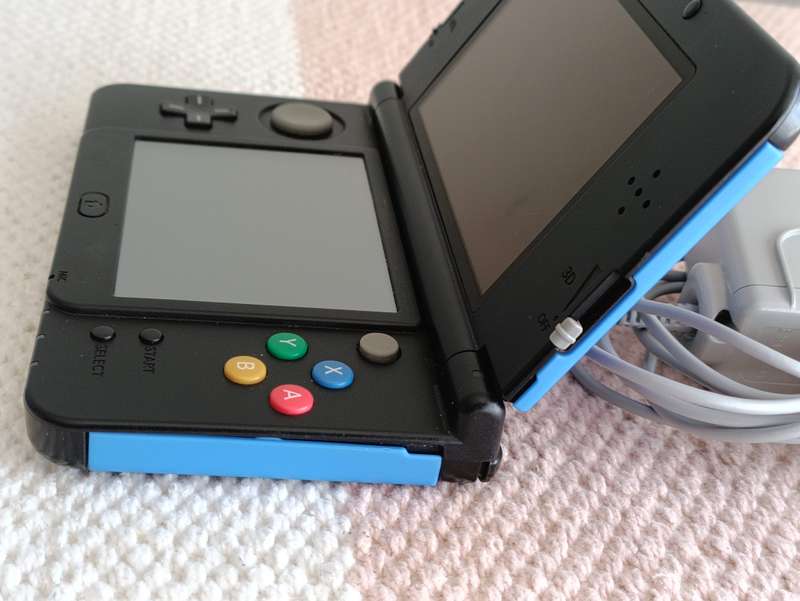 'New' Nintendo 3DS Console +Original Charger and Stylus