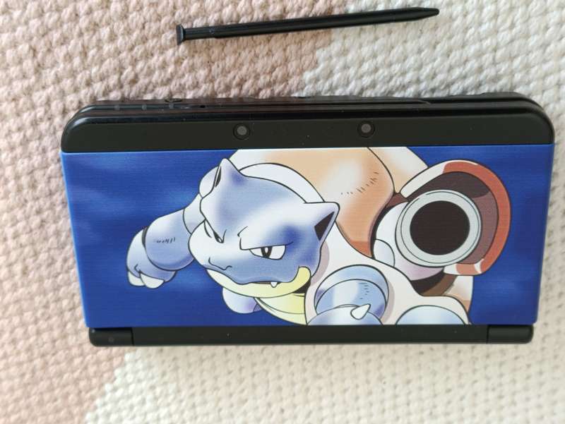 'New' Nintendo 3DS Console +Original Charger and Stylus