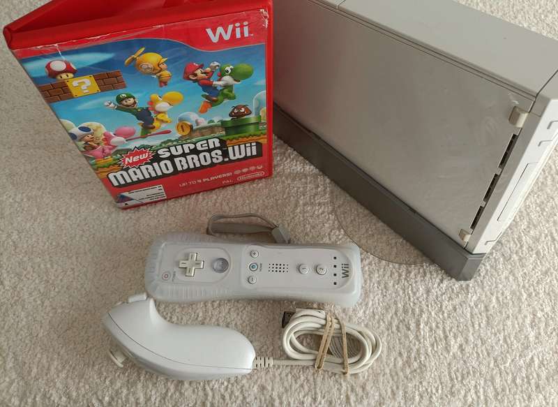 Nintendo Wii Console +New Super Mario Bros. Wii