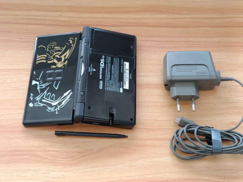 Nintendo Ds Lite Console With New Cover Plates +Original Stylus and Charger