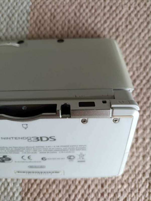 Nintendo 3DS Console Eur Region +Charger  as is